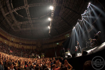 Inside Campo Pequeno (Gun performing)